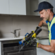 Eliminați blocajele într-o clipă: Desfundare eficientă cu jet de presiune 1 371444 An installer who unclogs a pipe cartoon images xl 1024 v1 0