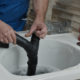 Curățenie fără efort: Expertiza noastră în desfundarea chiuvetei 2 412911 An installer who unclogs a pipe cartoon images xl 1024 v1 0